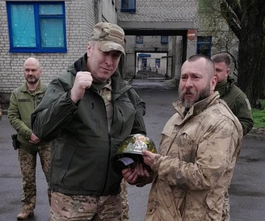 Ігор Табурець вручає шолом комбригу 67-ї ОМБр. На шоломі намальований ворожий череп з "георгіївською" стрічкою у формі літери "Z"... Ігор Табурець вручає шолом комбригу 67-ї ОМБр. На шоломі намальований ворожий череп з "георгіївською" стрічкою у формі літери "Z"...