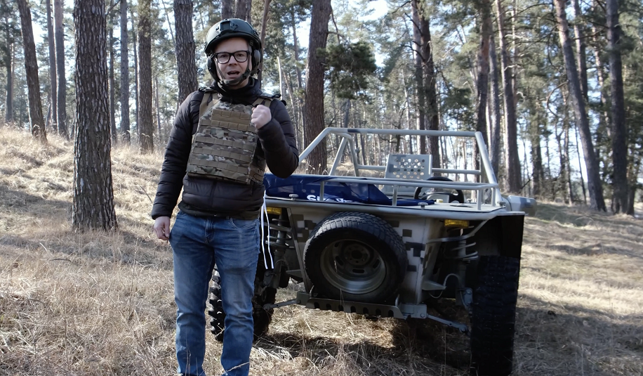 Тестування багі виробленого у Черкасах черкасцями і передача його на фронт черкасцям із 118 бригади розвідки Тестування багі виробленого у Черкасах черкасцями і передача його на фронт черкасцям із 118 бригади розвідки