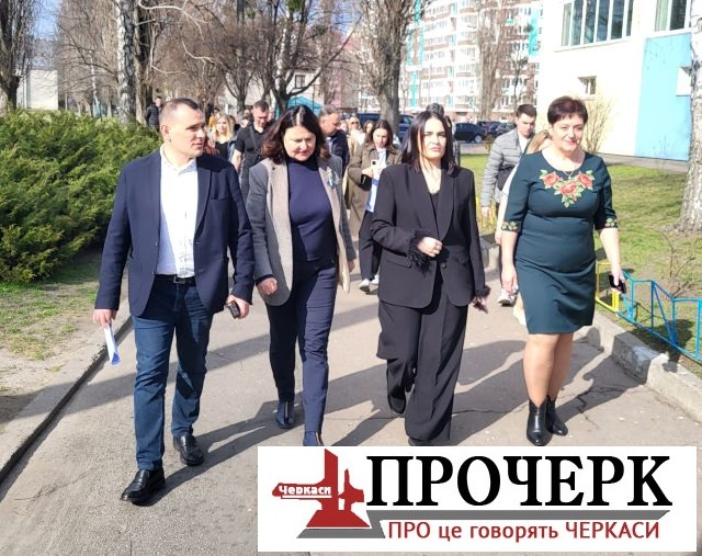 Делегація ЄС відвідала черкаську школу Делегація ЄС відвідала черкаську школу