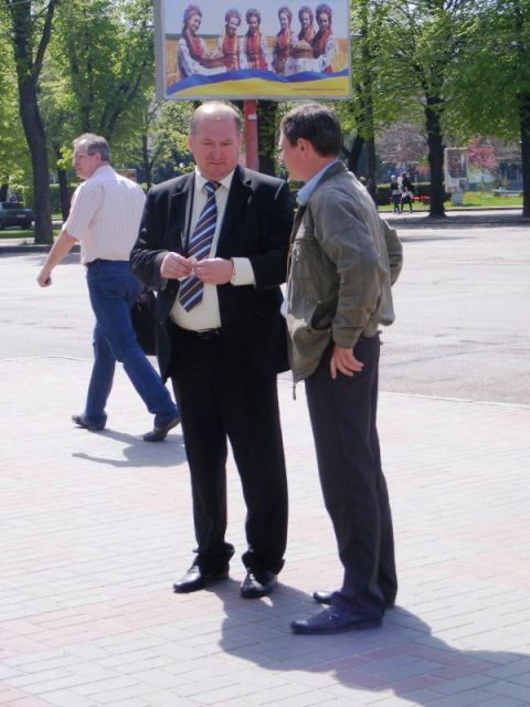 Чи то підтримати опозицію, чи прослідкувати, що вона говоритиме проти Президента, вийшов і заступник голови Черкаської обласної ради Василь Касян. Чи то підтримати опозицію, чи прослідкувати, що вона говоритиме проти Президента, вийшов і заступник голови Черкаської обласної ради Василь Касян.