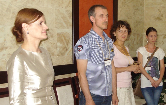 Валентина Жуковська уважна до пропозицій художників. Сама цікавиться мистецтвом і відвідує різноманітні виставки