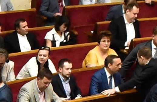 На місці перед Чорновол повинна була сидіти Олена Ледовських. Фото Богдана Бортакова, зняте раніше в четвер На місці перед Чорновол повинна була сидіти Олена Ледовських. Фото Богдана Бортакова, зняте раніше в четвер