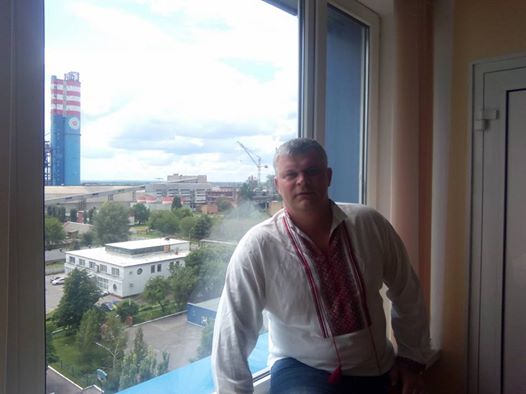 Депутат міськради Іван Сухарьков також позує у вишиванці Депутат міськради Іван Сухарьков також позує у вишиванці