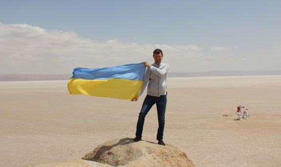 Солоні озера. На насипаному пагорбі з нашим прапором, який завбачливо взяли в чужу країну колеги-журналісти. Солоні озера. На насипаному пагорбі з нашим прапором, який завбачливо взяли в чужу країну колеги-журналісти.