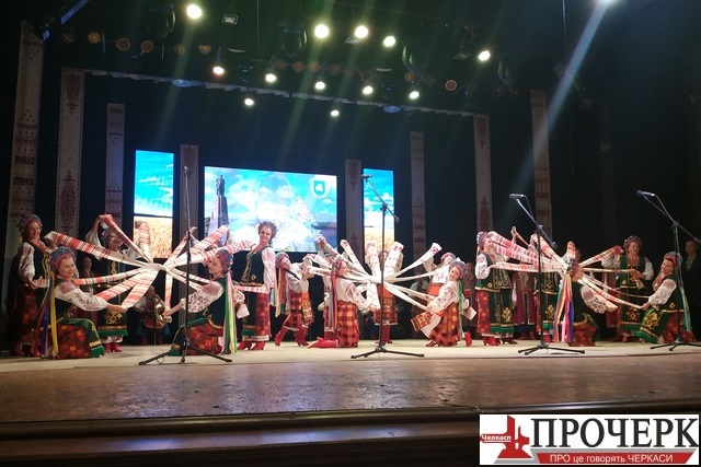 Черкаський народний хор співає про рушники