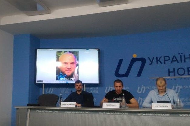 Мазур демонструє фото підозрюваного в організації замаху Ігоря Плекана Мазур демонструє фото підозрюваного в організації замаху Ігоря Плекана