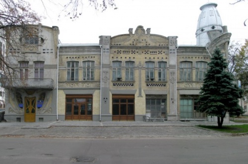 Фото будівлі громадського банку, фасад якого ще не закритий рестораном Фото будівлі громадського банку, фасад якого ще не закритий рестораном