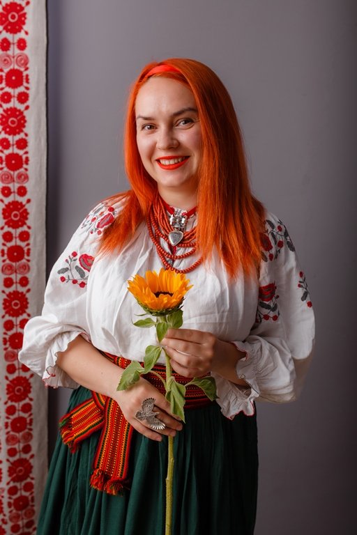 Курська Ольга Станіславівна, Художниця, викладачка образотворчого мистецтва. Поєднує роботу із волонтерством: плете маскувальні сітки, «кікімори», проводить безкоштовні майстер-класи. З початку війни створила картини, які відображають опір українців.