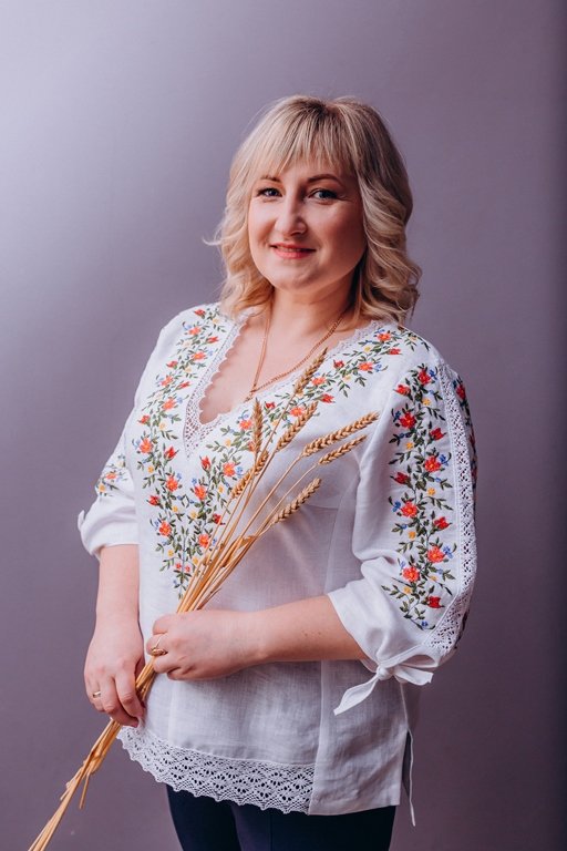 Коваленко Оксана Петрівна, Директор Спеціалізованої школи І-ІІІ ступенів №33 ім. В. Симоненка. Від початку війни організувала прихисток для внутрішньо-переміщених українців/ У школі облаштували місця для проживання та дозвілля переселенців, збирали речі для них та всіляко допомагали.