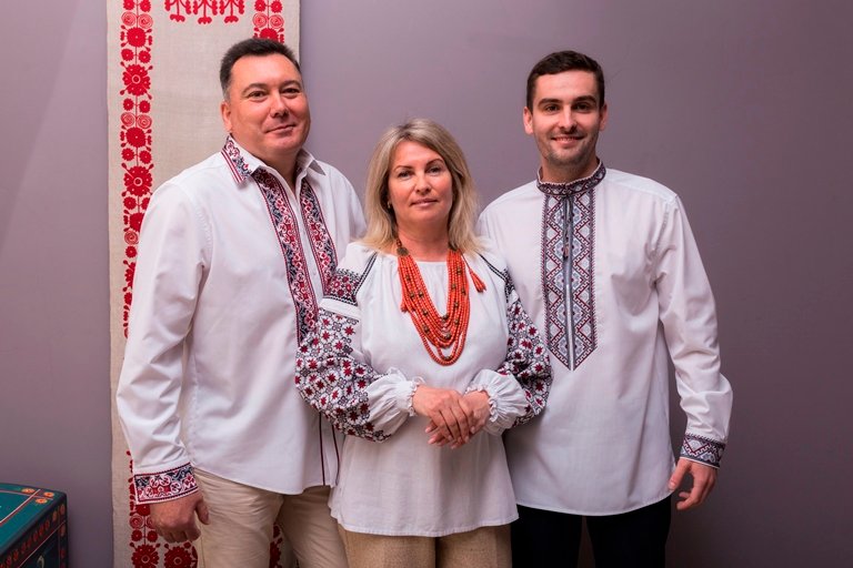 Шенцова Ольга Миколаївна, Шенцов Володимир Дмитрович, Шенцов Максим Володимирович, переїхали з Харкова та вже працюють в медичних закладах Черкас. Їх рідне місто - Харків. Там Володимир та Максим працювали в галузі стоматології, а Ольга - акушером-гінекогологом. З початком повномасштабної війни родина змушена була покинути рідне місто. Їх гостинно прийняли в Черкасах, де вони тепер живуть.