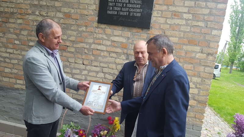 Диплом лауреата Леоніду Даценку вручали Володимир Поліщук (в центрі) та Ігор Волошин (ліворуч) Диплом лауреата Леоніду Даценку вручали Володимир Поліщук (в центрі) та Ігор Волошин (ліворуч)