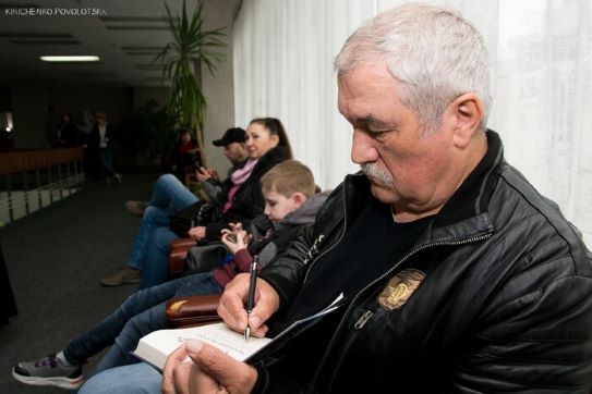 Після початку повномасштабного вторгнення росії фільм «Чорний ворон» сприймається глядачами з ще більшим захопленням, а до Шкляра, як і раніше, шикуються за автографами.