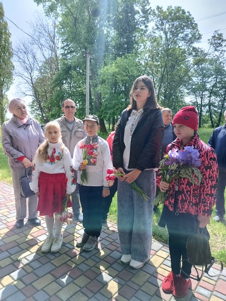 Вірші видатного земляка декламують діти з Куцівки Вірші видатного земляка декламують діти з Куцівки