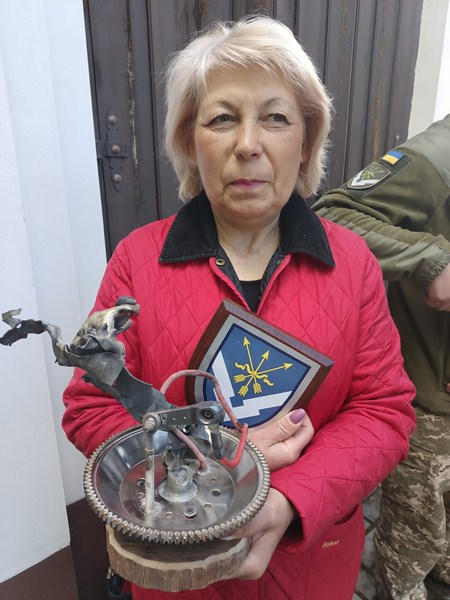 Уламок збитого російського «шахеда» і шеврон від воїнів пані Ірині на знак вдячності за самовіддану допомогу фронту