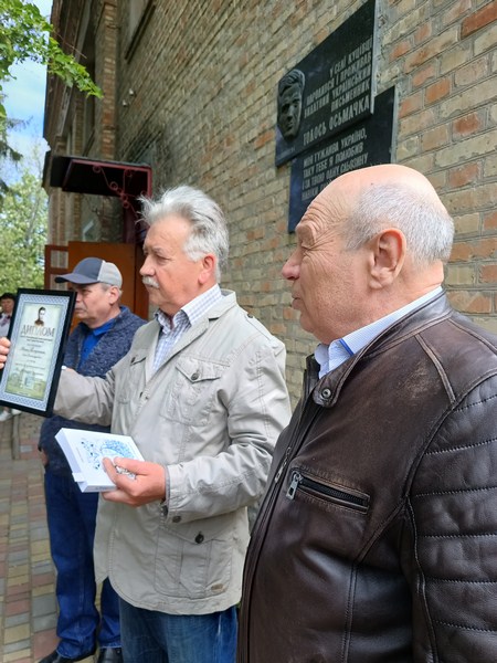 Володимир Поліщук вручив диплом Лауреата премії імені Тодося Осьмачки Івану Петренку