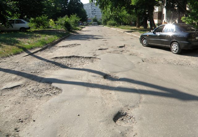 Вулиця Волкова - в'їзд до дитячого санаторію "Зміна" Вулиця Волкова - в'їзд до дитячого санаторію "Зміна"