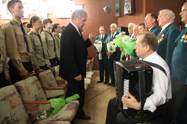 Ветерани виконують пісні про війну, згадують бойових побратимів... Ветерани виконують пісні про війну, згадують бойових побратимів...