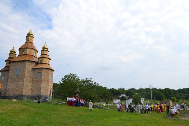 Церква ще без хрестів. Усі в очікуванні Філарета Церква ще без хрестів. Усі в очікуванні Філарета