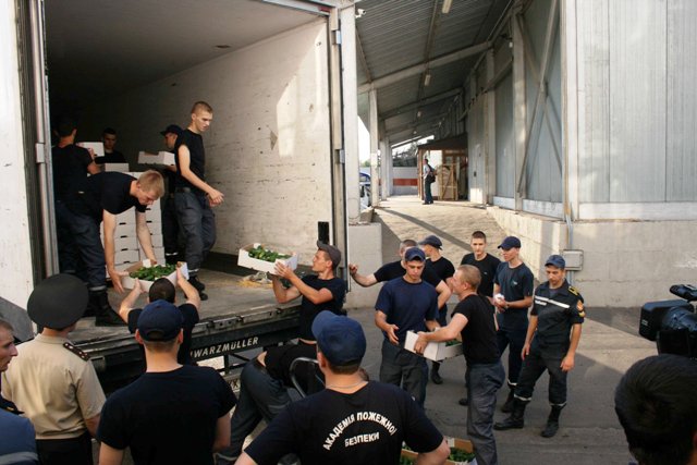 Гуманітарна допомога, яку за активної участі обласної державної адміністрації, підрозділів управління ДСНС України у Черкаській області була зібрана з усієї Черкащини, у складі автомобільної колони вирушила на Схід України до мешканців Слов’янська у середині літа 2014 року. Гуманітарна допомога, яку за активної участі обласної державної адміністрації, підрозділів управління ДСНС України у Черкаській області була зібрана з усієї Черкащини, у складі автомобільної колони вирушила на Схід України до мешканців Слов’янська у середині літа 2014 року.