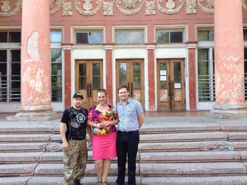 Олег Островський з керівником луганського управління культури Аліною Адамчук та директором луганського театру Сергієм Дорофєєвим Олег Островський з керівником луганського управління культури Аліною Адамчук та директором луганського театру Сергієм Дорофєєвим
