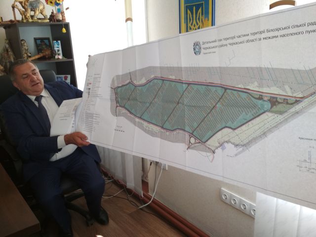Володимир Міцук показує чорні ряди на карті - там стоятимуть сонячні батареї Володимир Міцук показує чорні ряди на карті - там стоятимуть сонячні батареї