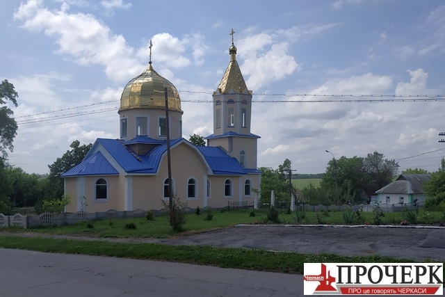 У центрі села
