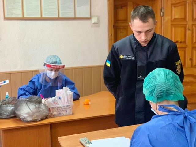 Уманські рятувальники і поліцейські пройшли ПЛР-тестування, оскільки несли службу під час карантину