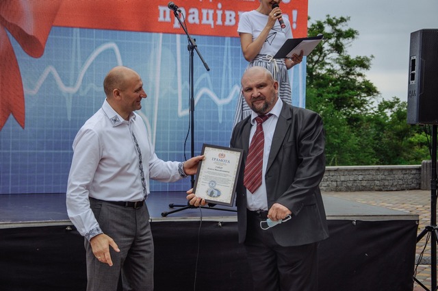 20 червня міський голова Черкас Анатолій Бондаренко відзначив Олега Гайду з нагоди Дня медика