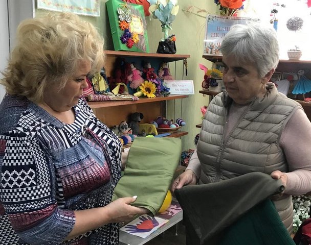 Матеріал для сіток і кікімор приносять жителі довколишніх будинків