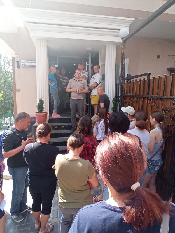 Частина переселенців отримала прихисток в хасидських готелях в Умані. На фото надання гуманітарної допомоги переселенцям в Умані від однієї з правозахисних організацій Частина переселенців отримала прихисток в хасидських готелях в Умані. На фото надання гуманітарної допомоги переселенцям в Умані від однієї з правозахисних організацій