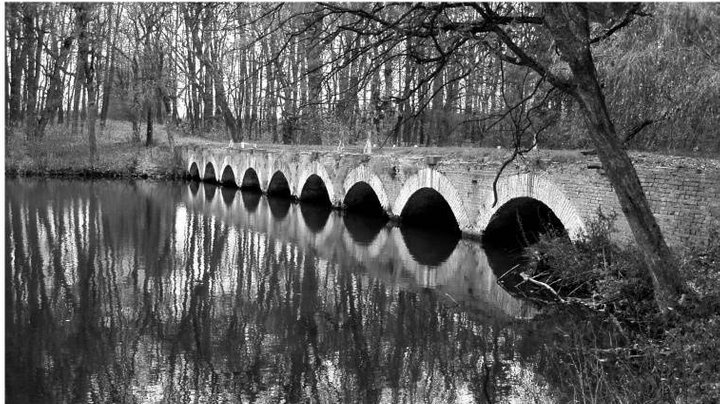 Фото з сайту Ландшафтна архітектура Черкащини, арковий міст в ландшафтному парку маєтку барона Корфа
