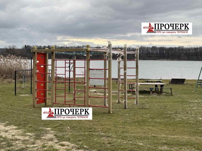 Переселенці на Черкащині потребують підтримки, водночас самі є активними учасниками життя громад. Наприклад, переселенці в Звенигородці встановили на пляжу дитячий майданчик як вдячність за те, що їх прийняли