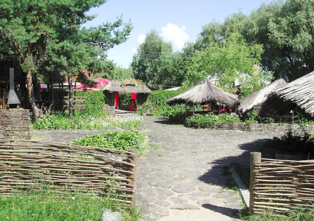 "Робінзон" - відомий упорядкований прибережний ресторан, який функціонує вже багато років "Робінзон" - відомий упорядкований прибережний ресторан, який функціонує вже багато років