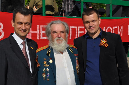 Віталій Дядченко (праворуч) на Дні Перемоги в Черкасах разом із керівником міської ПР Сергієм Отрешком та ветераном (фото - сайт www.pr.ck.ua) Віталій Дядченко (праворуч) на Дні Перемоги в Черкасах разом із керівником міської ПР Сергієм Отрешком та ветераном (фото - сайт www.pr.ck.ua)