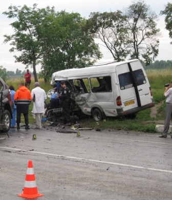 У ДТП на Харківщині загинув один черкащанин – водій цієї маршрутки, 28-річний Володимир Коваленко з Білозіря. Фото – УМВС Харківської області. У ДТП на Харківщині загинув один черкащанин – водій цієї маршрутки, 28-річний Володимир Коваленко з Білозіря. Фото – УМВС Харківської області.