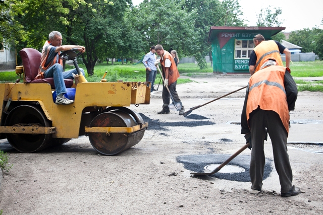 На вулиці Горького вже залатали ями асфальтом від депутата На вулиці Горького вже залатали ями асфальтом від депутата