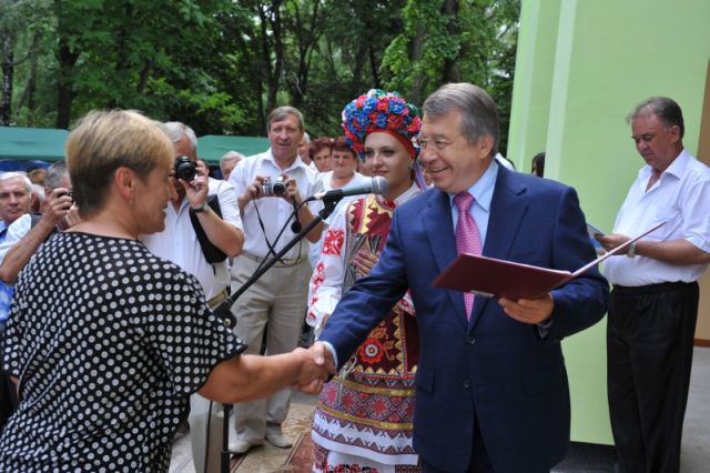 Вручення сертифікатів на нетелів, яке так висвітлює влада фахівці теж вважають одним зі способів непрямого підкупу Вручення сертифікатів на нетелів, яке так висвітлює влада фахівці теж вважають одним зі способів непрямого підкупу