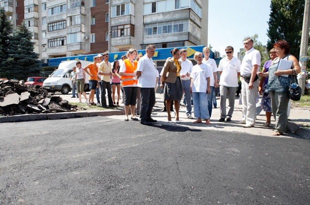 Учасники Народного списку власноруч заасфальтували яму на дорозі Учасники Народного списку власноруч заасфальтували яму на дорозі