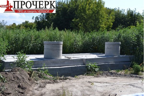 А ось і пожежний резервуар, якого ледь видно за бур’янами А ось і пожежний резервуар, якого ледь видно за бур’янами