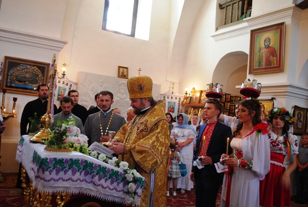 Хай щастить молодятам, які повінчалися у Богдановій церкві! Хай щастить молодятам, які повінчалися у Богдановій церкві!