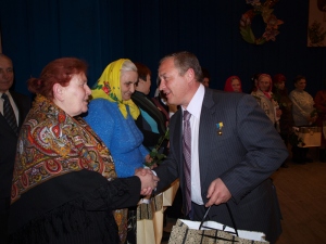 Геннадій Бобов вітає жінок із 8 Березня (фото з сайту Черкаської облдержадміністрації) Геннадій Бобов вітає жінок із 8 Березня (фото з сайту Черкаської облдержадміністрації)