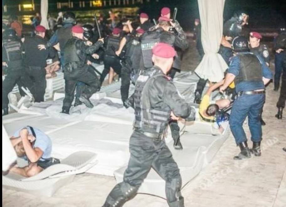 «Це не бійка з мусорами за часів Януковича, це так добивали лежачих з числа тих, хто прийшов до нічного клубу «Ібіца» в Одесі висловити свій протест проти виступу Ані Лорак, яка зовсім нещодавно, вже коли Росія вбивала на сході наших хлопців, у Москві отримала декілька «нагород» від окупанта. Гляньте який "грізний" «правий сектор» в шльопках та шортах прийшов в Ібіцу протестувати проти зрадницької позиції Кароліни Києк. Мусора ж в броніках, наколінниках, яких так не вистачає в зоні АТО, я вже мовчу про те, що вся ця мусорська наво*оч має зараз кров'ю змивати свою ганьбу на підступах до Донецька та Луганська», – емоційно написав у соцмережі «Фейсубк» активний учасник майдану, волонтер Віталій Уманець. «Це не бійка з мусорами за часів Януковича, це так добивали лежачих з числа тих, хто прийшов до нічного клубу «Ібіца» в Одесі висловити свій протест проти виступу Ані Лорак, яка зовсім нещодавно, вже коли Росія вбивала на сході наших хлопців, у Москві отримала декілька «нагород» від окупанта. Гляньте який "грізний" «правий сектор» в шльопках та шортах прийшов в Ібіцу протестувати проти зрадницької позиції Кароліни Києк. Мусора ж в броніках, наколінниках, яких так не вистачає в зоні АТО, я вже мовчу про те, що вся ця мусорська наво*оч має зараз кров'ю змивати свою ганьбу на підступах до Донецька та Луганська», – емоційно написав у соцмережі «Фейсубк» активний учасник майдану, волонтер Віталій Уманець.