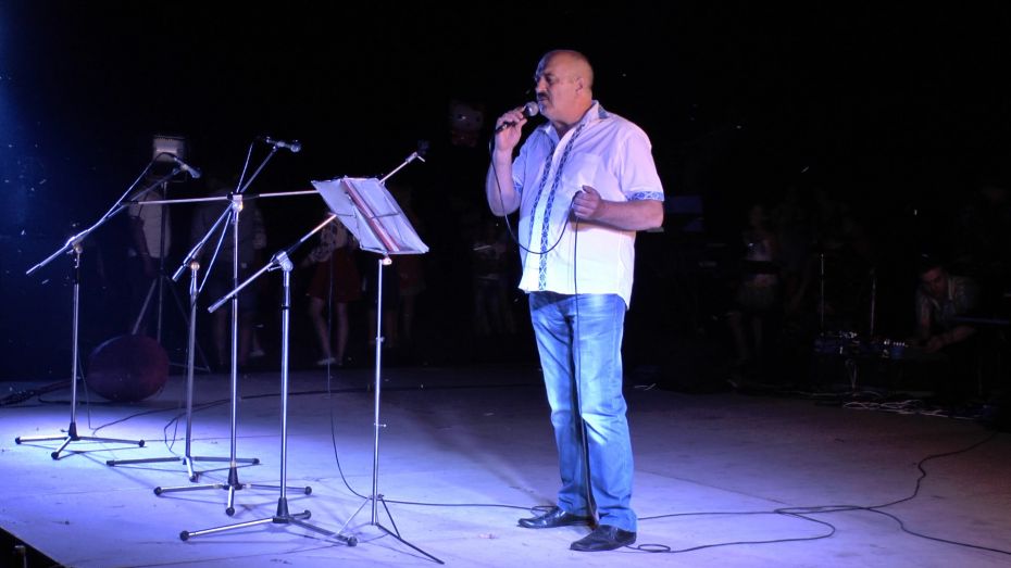На сцені композитор-виконавець Іван Гаврищук