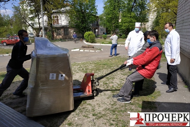 Вантажі з допомогою від благодійників доправляли до лікарень тоннами