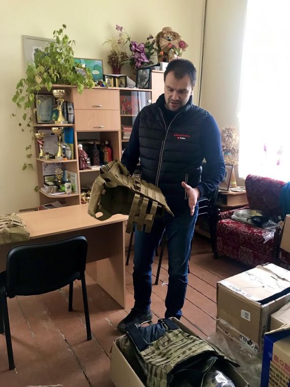 Олексій Васильченко особисто перевіряє, щоб все, що відправляє бійцям, було якісним Олексій Васильченко особисто перевіряє, щоб все, що відправляє бійцям, було якісним