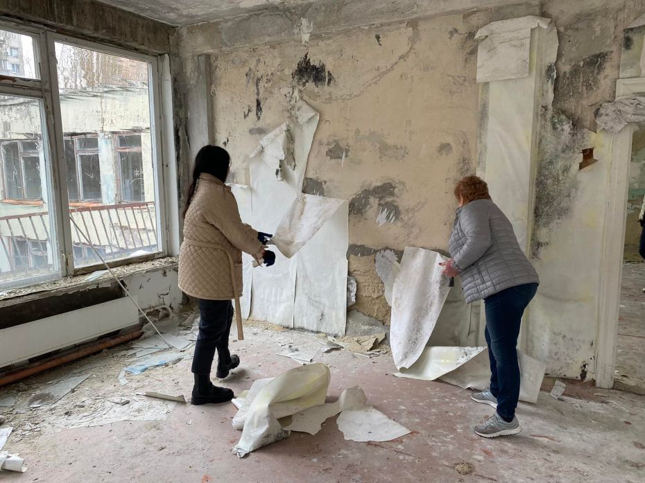 На фото заступниця мера Анастасія Чубіна в перчатках зриває шпалерину зі стіни в садочку На фото заступниця мера Анастасія Чубіна в перчатках зриває шпалерину зі стіни в садочку