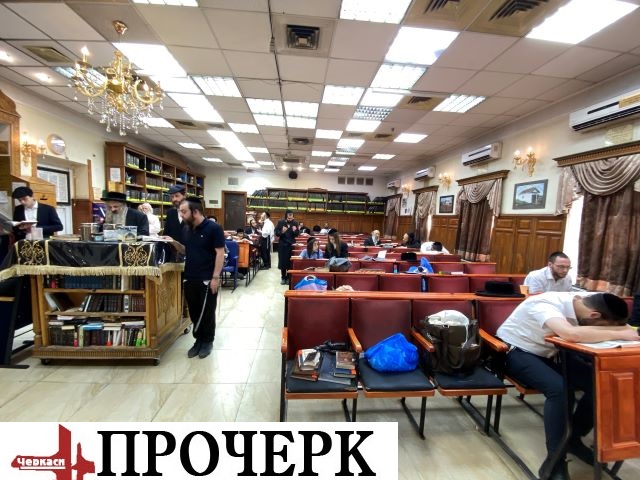 Якщо хтось не може приїхати сюди, щоб молитися в цьому святому для хасидів місці, то вони моляться вдома спеціальною молитвою Якщо хтось не може приїхати сюди, щоб молитися в цьому святому для хасидів місці, то вони моляться вдома спеціальною молитвою