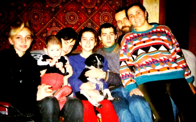 Родина Гончарів-Матвієнко. Крайня Ліворуч – сестра Оксана, поруч на руках у Андрія Гончара її син Антон. Тоня тримає на руках собаку Найду. Праворуч – Петро Гончар та Ніна Матвієнко Родина Гончарів-Матвієнко. Крайня Ліворуч – сестра Оксана, поруч на руках у Андрія Гончара її син Антон. Тоня тримає на руках собаку Найду. Праворуч – Петро Гончар та Ніна Матвієнко
