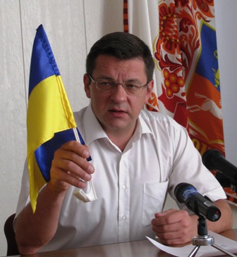 Міський голова закликає черкащан прикрасити свої авто прапорцями Міський голова закликає черкащан прикрасити свої авто прапорцями