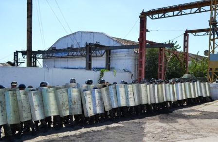 Масштабні навчання міліції проходять по всій країні (фото - Радіо "Свобода") Масштабні навчання міліції проходять по всій країні (фото - Радіо "Свобода")
